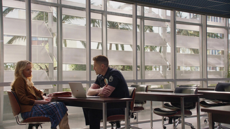 Apple MacBook Laptop in The Rookie S05E20 S.T.R (1)