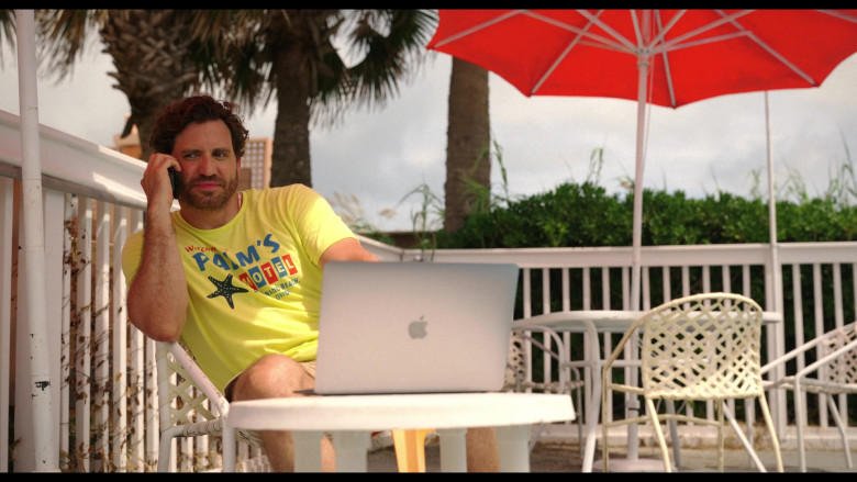 Apple MacBook Laptop of Édgar Ramírez as Mike Valentine in Florida Man S01E01 The Realest Goddamned Place on Earth (4)