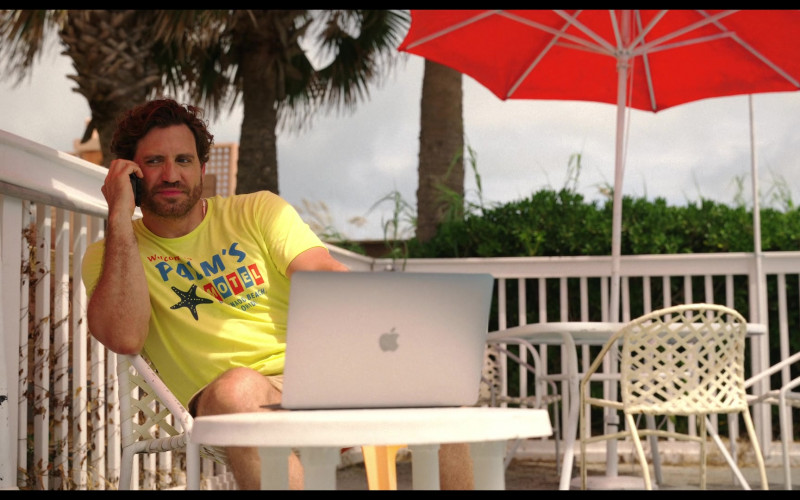 Apple MacBook Laptop of Édgar Ramírez as Mike Valentine in Florida Man S01E01 The Realest Goddamned Place on Earth (4)