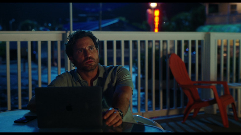 Apple MacBook Laptop of Édgar Ramírez as Mike Valentine in Florida Man S01E01 The Realest Goddamned Place on Earth (5)