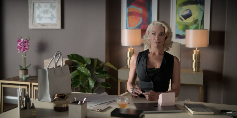 Apple MacBook Laptop of Hannah Waddingham as Rebecca Welton in Ted Lasso S03E05 Signs (2023)