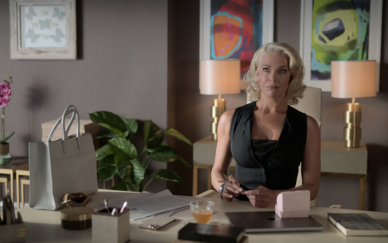 Apple MacBook Laptop of Hannah Waddingham as Rebecca Welton in Ted Lasso S03E05 Signs (2023)