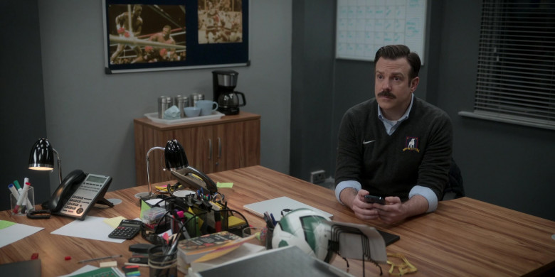 Apple MacBook Laptop of Jason Sudeikis in Ted Lasso S03E04 Big Week (1)