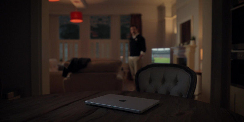Apple MacBook Laptop of Jason Sudeikis in Ted Lasso S03E04 Big Week (2)