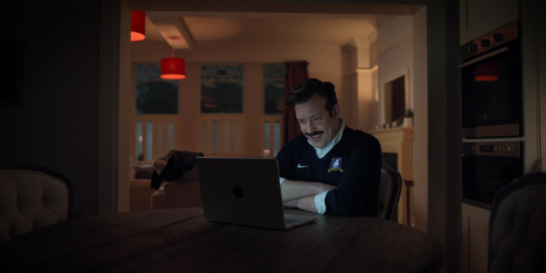 Apple MacBook Laptop of Jason Sudeikis in Ted Lasso S03E04 Big Week (3)