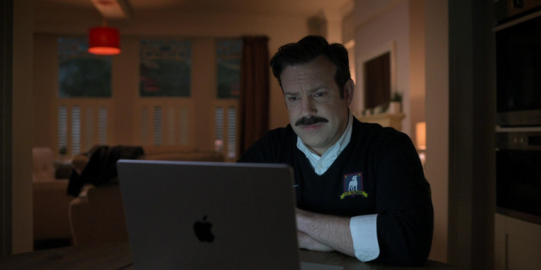 Apple MacBook Laptop of Jason Sudeikis in Ted Lasso S03E04 Big Week (4)