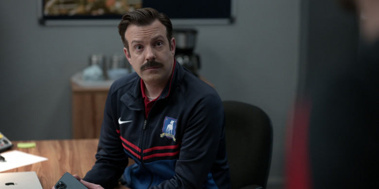 Apple MacBook Laptop of Jason Sudeikis in Ted Lasso S03E05 Signs (1)