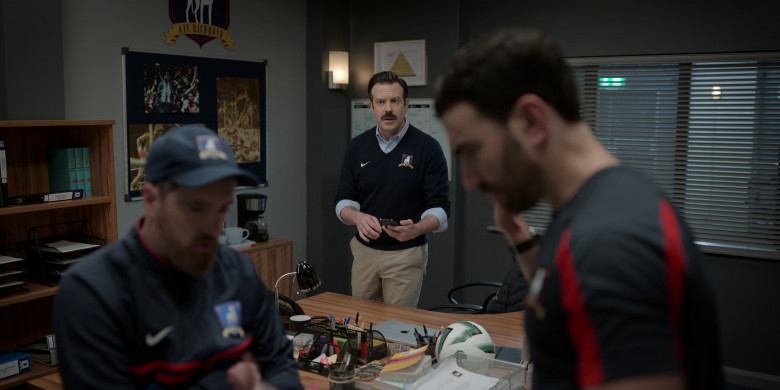 Apple MacBook Laptop of Jason Sudeikis in Ted Lasso S03E05 Signs (2)