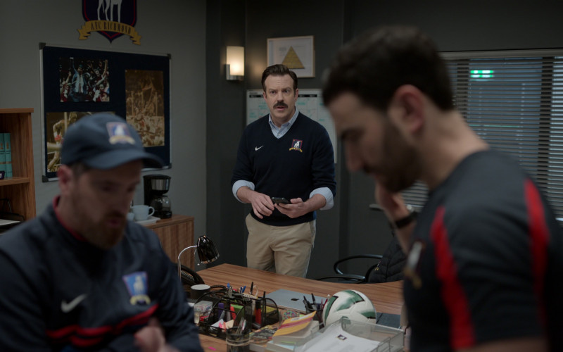 Apple MacBook Laptop of Jason Sudeikis in Ted Lasso S03E05 Signs (2)