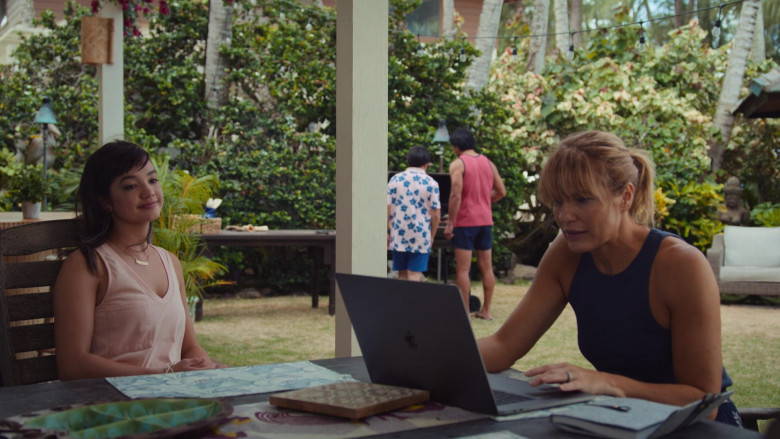 Apple MacBook Laptop of Kathleen Rose Perkins as Dr. Clara Hannon in Doogie Kameāloha, M.D. S02E10 Me (1)