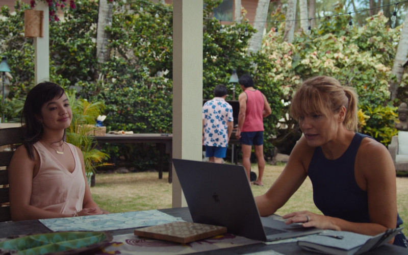 Apple MacBook Laptop of Kathleen Rose Perkins as Dr. Clara Hannon in Doogie Kameāloha, M.D. S02E10 "Me" (2023)