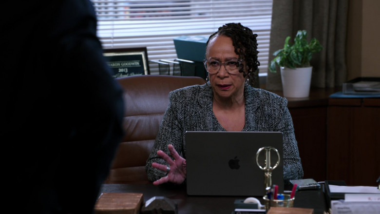 Apple MacBook Laptops in Chicago Med S08E18 I Could See the Writing on the Wall (4)