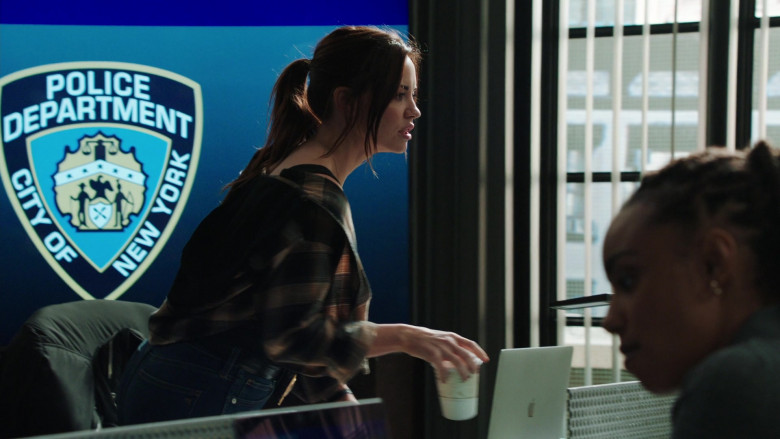 Apple MacBook Laptops in Law & Order Special Victims Unit S24E17 Lime Chaser (2)
