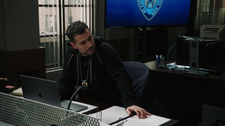 Apple MacBook Laptops in Law & Order Special Victims Unit S24E17 Lime Chaser (8)