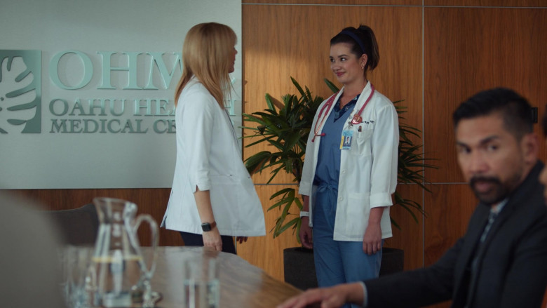 Apple Watch of Kathleen Rose Perkins as Dr. Clara Hannon in Doogie Kameāloha, M.D. S02E01 A Hui Huo (Until We Meet Again) (2023)
