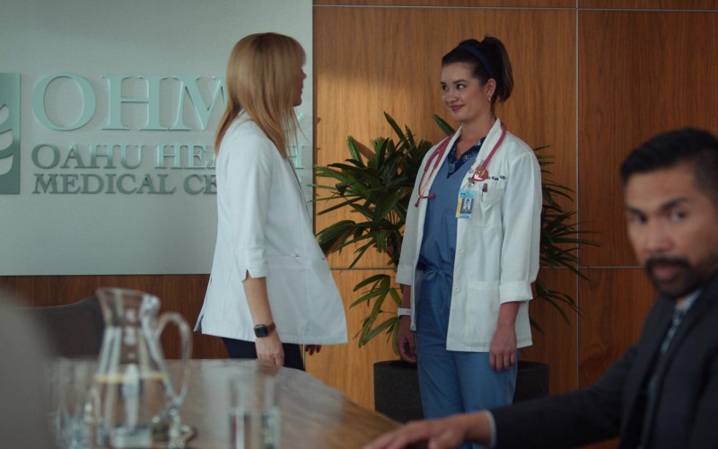 Apple Watch of Kathleen Rose Perkins as Dr. Clara Hannon in Doogie Kameāloha, M.D. S02E01 A Hui Huo (Until We Meet Again) (2023)