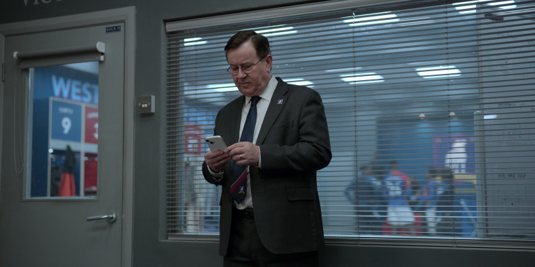 Apple iPhone Smartphone Used by Jeremy Swift as Leslie Higgins in Ted Lasso S03E05 Signs (1)