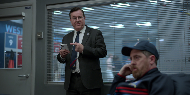 Apple iPhone Smartphone Used by Jeremy Swift as Leslie Higgins in Ted Lasso S03E05 Signs (2)
