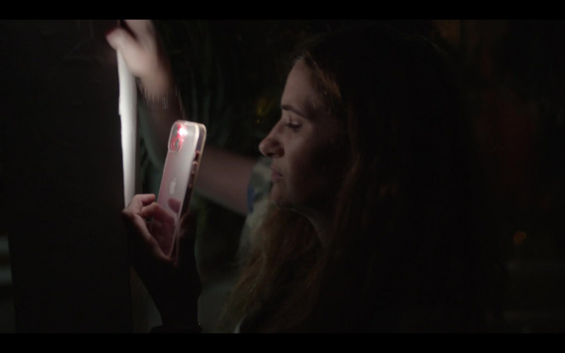 Apple iPhone Smartphone of Kathryn Hahn as Clare in Tiny Beautiful Things S01E01 Pilot (1)
