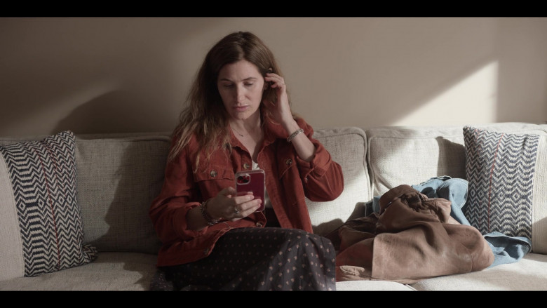 Apple iPhone Smartphone of Kathryn Hahn as Clare in Tiny Beautiful Things S01E01 Pilot (3)