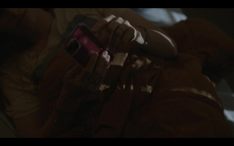 Apple iPhone Smartphone of Kathryn Hahn as Clare in Tiny Beautiful Things S01E02 Yours Sugar (2023)