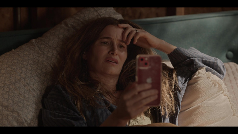 Apple iPhone Smartphone of Kathryn Hahn as Clare in Tiny Beautiful Things S01E04 Under the Stars (1)