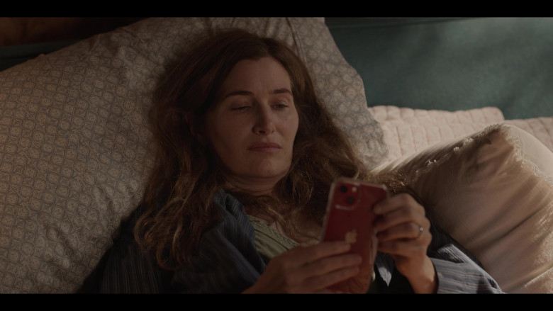 Apple iPhone Smartphone of Kathryn Hahn as Clare in Tiny Beautiful Things S01E04 Under the Stars (2)