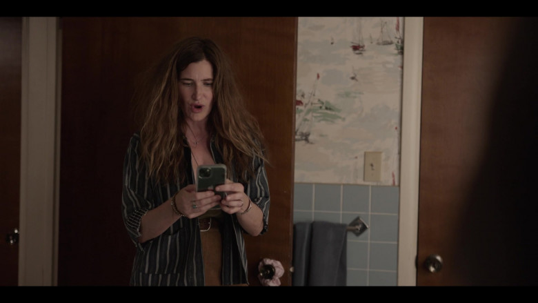 Apple iPhone Smartphone of Kathryn Hahn as Clare in Tiny Beautiful Things S01E06 Broken Things (1)