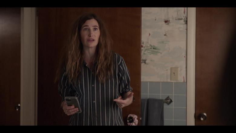 Apple iPhone Smartphone of Kathryn Hahn as Clare in Tiny Beautiful Things S01E06 Broken Things (2)