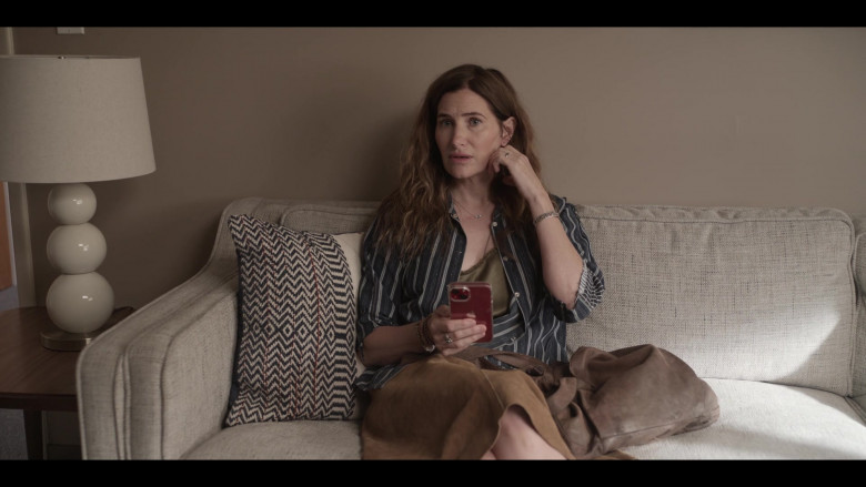 Apple iPhone Smartphone of Kathryn Hahn as Clare in Tiny Beautiful Things S01E06 Broken Things (3)