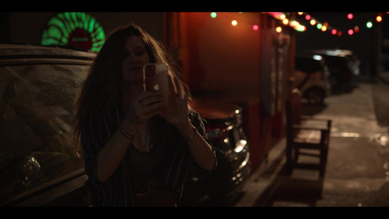 Apple iPhone Smartphone of Kathryn Hahn as Clare in Tiny Beautiful Things S01E06 Broken Things (4)