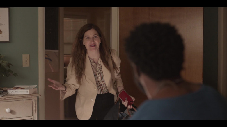 Apple iPhone Smartphone of Kathryn Hahn as Clare in Tiny Beautiful Things S01E07 Go (2023)