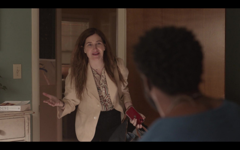 Apple iPhone Smartphone of Kathryn Hahn as Clare in Tiny Beautiful Things S01E07 "Go" (2023)