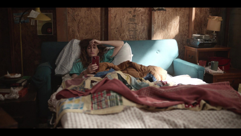 Apple iPhone Smartphone of Kathryn Hahn as Clare in Tiny Beautiful Things S01E08 Love (1)