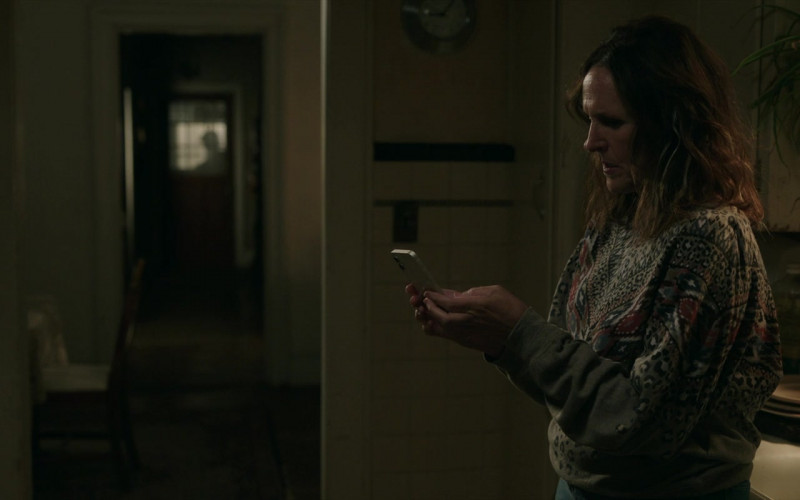 Apple iPhone Smartphone of Molly Shannon as Diane in A Good Person (2023)