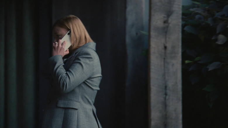 Apple iPhone Smartphone of Sarah Snook as Siobhan ‘Shiv' Roy in Succession S04E02 Rehearsal (2)