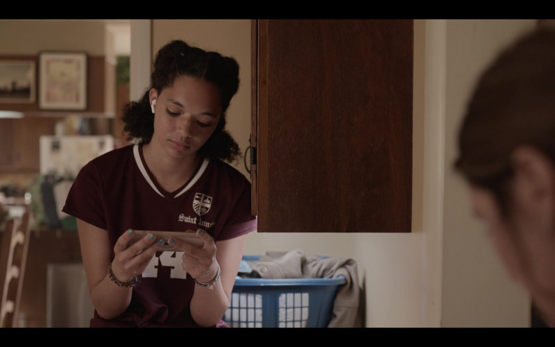 Apple iPhone and AirPods Headphones of Tanzyn Crawford as Rae in Tiny Beautiful Things S01E03 The Ghost Ship (2023)