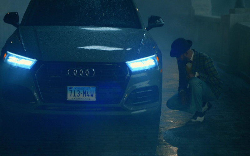 Audi Q5 Car in Schmigadoon! S02E01 Welcome to Schmicago (1)