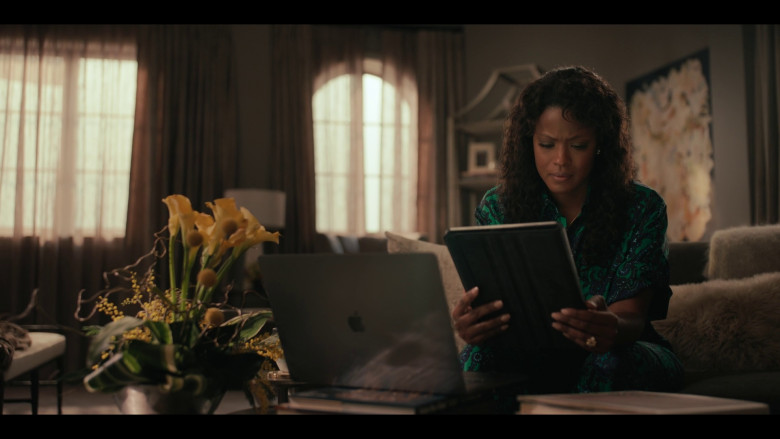 Apple MacBook Laptop of Cassandra Freeman in Bel-Air S02E10 "Don't Look Back" (2023) - 365715