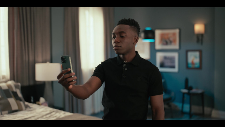 Burberry Monogram Motif Cotton Piqué Polo Shirt and Apple iPhone Smartphone of Olly Sholotan as Carlton Banks in Bel-Air S02E07 Under Pressure (2023)
