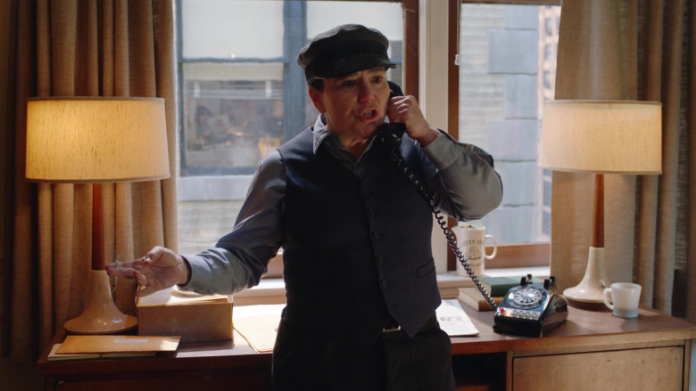 Cutty Sark Whisky Mug of Alex Borstein as Susie Myerson in The Marvelous Mrs. Maisel S05E02 It's a Man, Man, Man, Man World (2023)