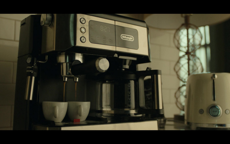 DeLonghi Coffee Machine in Titans S04E08 Dick & Carol & Ted & Kory