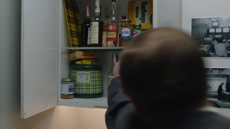 Dewars Blended Scotch Whisky and Skippy Peanut Butter in The Marvelous Mrs. Maisel S05E03 Typos and Torsos (2023)
