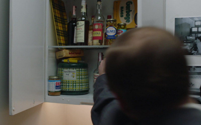 Dewars Blended Scotch Whisky and Skippy Peanut Butter in The Marvelous Mrs. Maisel S05E03 Typos and Torsos (2023)