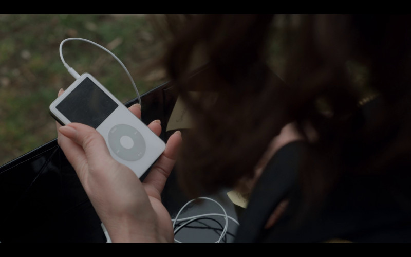 Apple iPod Media Player in Firefly Lane S02E16 "This Must Be The Place" (2023)