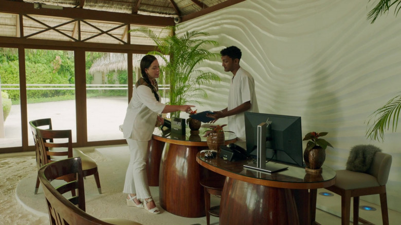 HP PC Monitor in Love in the Maldives (2)