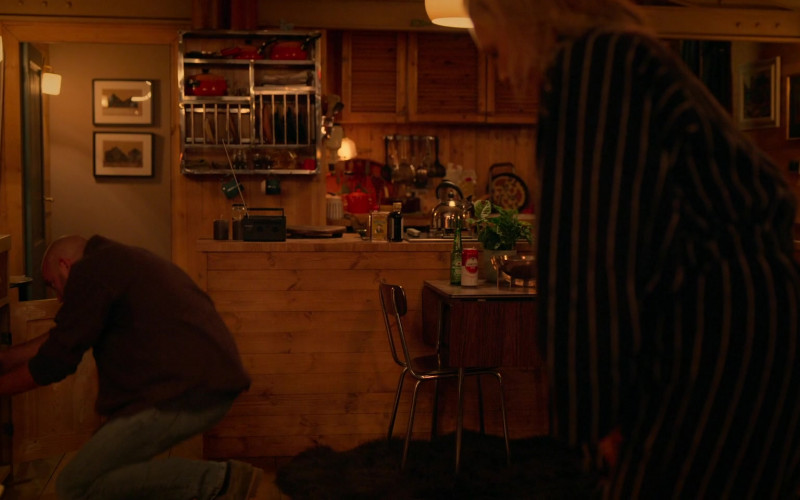 Heineken and Amstel Beer in Ted Lasso S03E06 Sunflowers (1)