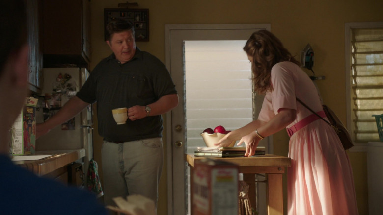 Kellogg's Apple Jacks Cereal in Young Sheldon S06E17 A German Folk Song and an Actual Adult (2)