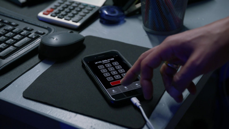 Logitech Mouse in Magnum P.I. S05E10 Charlie Foxtrot (2023)