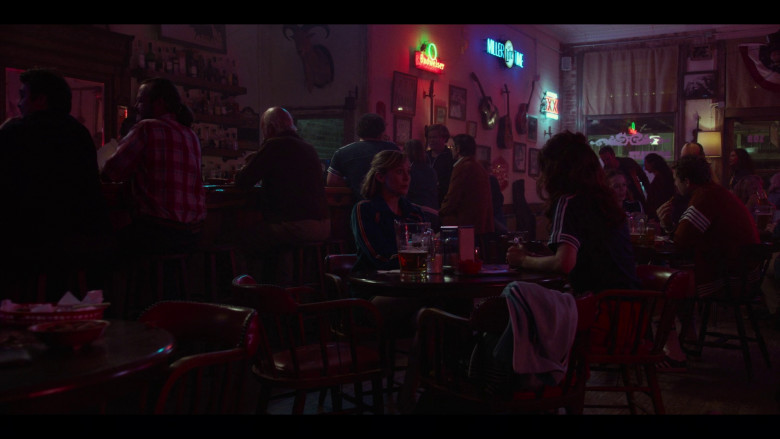 Budweiser, Miller Lite and Dos Equis XX Beer Signs in Love & Death S01E01 "The Huntress" (2023) - 365784